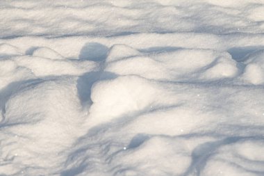 Güneşli bir kış gününde beyaz kar yağışı. Kar dokusu. Kış manzarası.