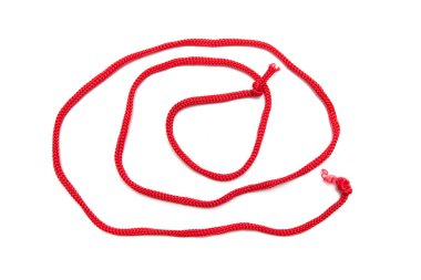 Beyaz arkaplanda kırmızı ip izole edildi.