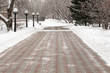 Karda asfalt yol, kış.