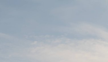 Mavi gökyüzündeki bulutlar. Küçük bulutlu mavi gökyüzü arkaplanı, arka plan olarak kullanılabilir