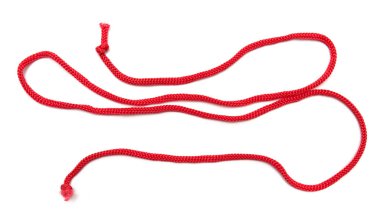 Beyaz arkaplanda kırmızı ip izole edildi.