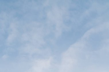 Mavi gökyüzündeki bulutlar. Küçük bulutlu mavi gökyüzü arkaplanı, arka plan olarak kullanılabilir