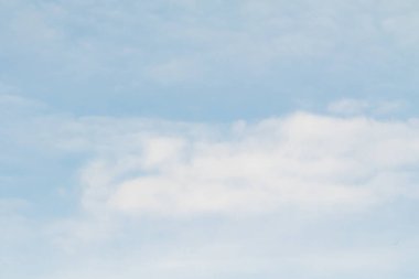 Mavi gökyüzündeki bulutlar. Küçük bulutlu mavi gökyüzü arkaplanı, arka plan olarak kullanılabilir