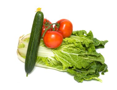 Beyaz arka planda izole edilmiş domates, salatalık, Pekin lahanası..