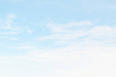 Mavi gökyüzündeki bulutlar. Küçük bulutlu mavi gökyüzü arkaplanı, arka plan olarak kullanılabilir