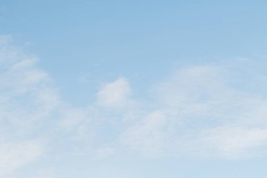 Mavi gökyüzündeki bulutlar. Küçük bulutlu mavi gökyüzü arkaplanı, arka plan olarak kullanılabilir
