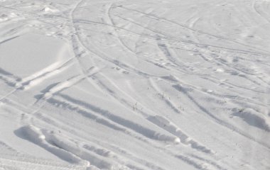 Karda araba izleri, kış doğası..