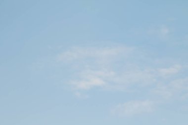 Mavi gökyüzündeki bulutlar. Küçük bulutlu mavi gökyüzü arkaplanı, arka plan olarak kullanılabilir
