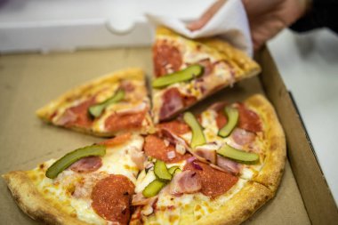 Masadaki kutuda büyük bir pizza.