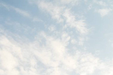 Mavi gökyüzündeki bulutlar. Küçük bulutlu mavi gökyüzü arkaplanı, arka plan olarak kullanılabilir