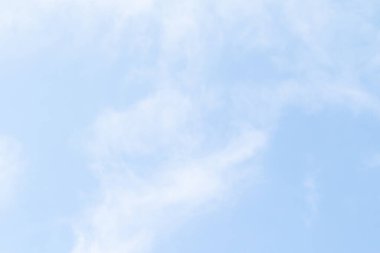 Mavi gökyüzündeki bulutlar. Küçük bulutlu mavi gökyüzü arkaplanı, arka plan olarak kullanılabilir