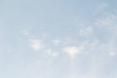 Mavi gökyüzündeki bulutlar. Küçük bulutlu mavi gökyüzü arkaplanı, arka plan olarak kullanılabilir