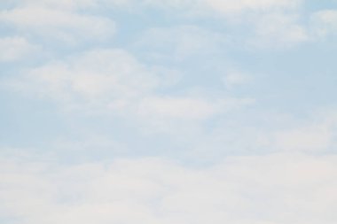 Mavi gökyüzündeki bulutlar. Küçük bulutlu mavi gökyüzü arkaplanı, arka plan olarak kullanılabilir