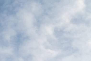 Mavi gökyüzündeki bulutlar. Küçük bulutlu mavi gökyüzü arkaplanı, arka plan olarak kullanılabilir