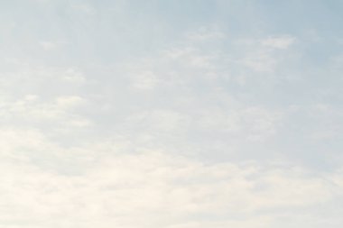 Mavi gökyüzündeki bulutlar. Küçük bulutlu mavi gökyüzü arkaplanı, arka plan olarak kullanılabilir