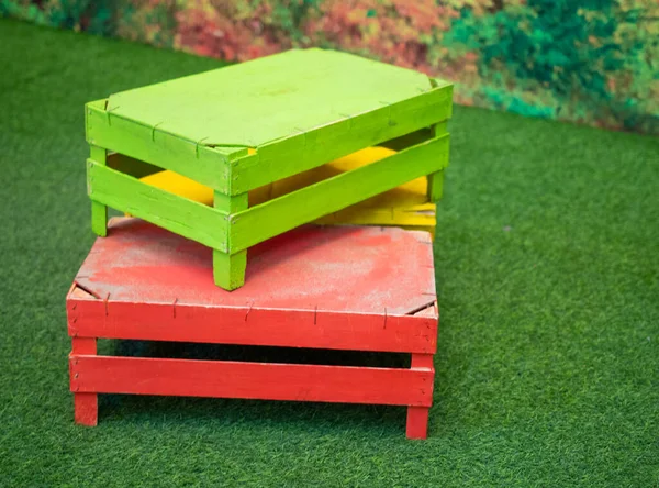 Decoratieve Houten Kisten Het Groene Gras — Stockfoto