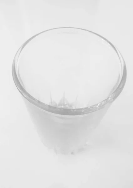 白色背景的空玻璃杯 顶视图 — 图库照片