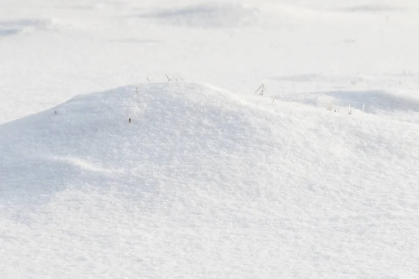 Große Schneeverwehungen Auf Einem Verschneiten Feld — Stockfoto