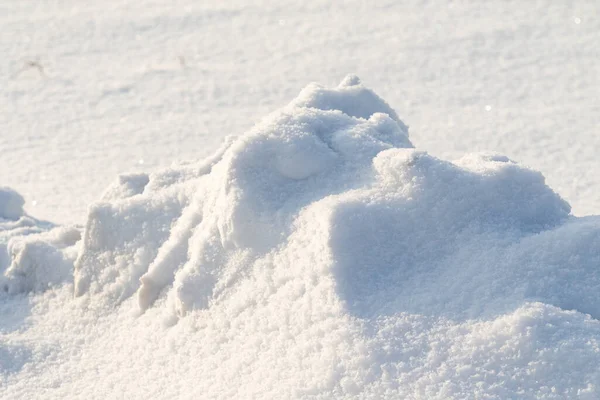 Große Schneeverwehungen Auf Einem Verschneiten Feld — Stockfoto