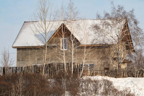 Winterlandschaft Ein Haus Wald Einem Sonnigen Wintertag — Stockfoto
