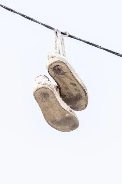 Старі Туфлі Звисають Дротах Проти Неба — стокове фото
