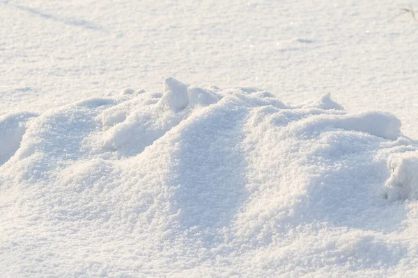 Grote Sneeuwverschuivingen Een Besneeuwd Veld — Stockfoto