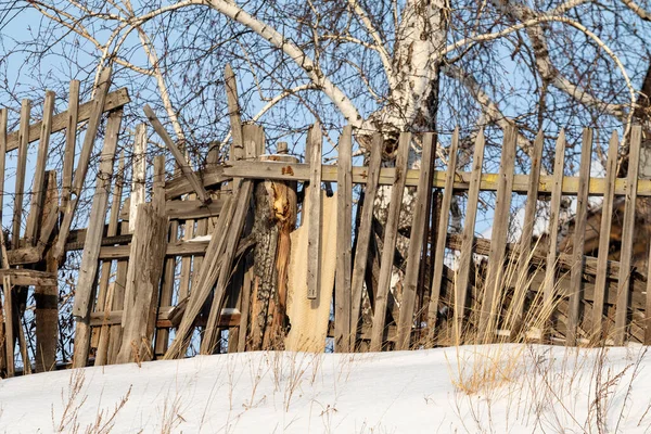 Ξύλινο Παλιό Φράχτη Εξωτερικούς Χώρους Χειμώνα Ρουστίκ Ξύλινο Φράχτη Μετά — Φωτογραφία Αρχείου