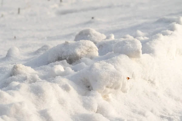 Grandi Cumuli Neve Campo Innevato — Foto Stock