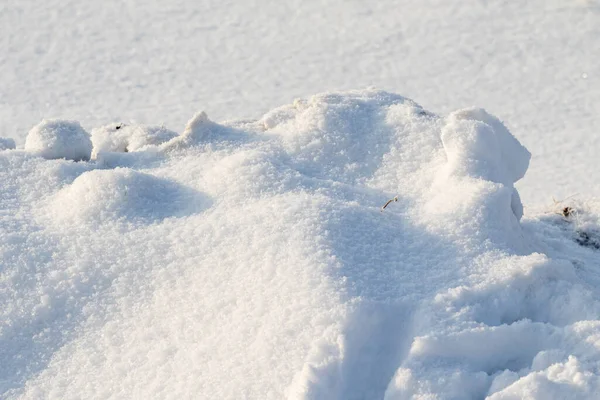 Grote Sneeuwverschuivingen Een Besneeuwd Veld — Stockfoto