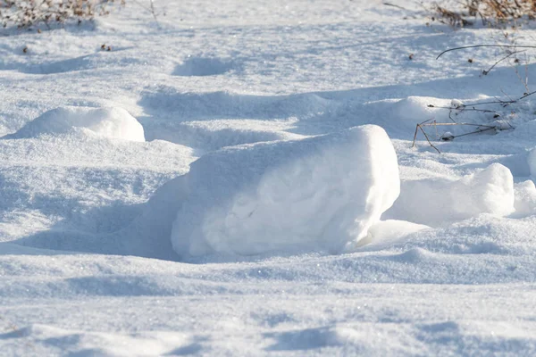 Białe Zaspy Śnieżne Słoneczny Zimowy Dzień Konsystencja Śniegu Krajobraz Zimowy — Zdjęcie stockowe