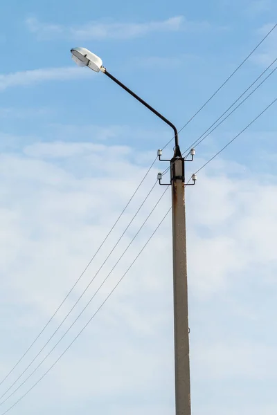 Elektrisk Stolpe Med Trådlampa Mot Himlen — Stockfoto