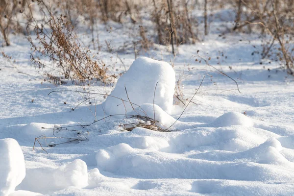 Witte Sneeuw Drijft Een Zonnige Winterdag Sneeuwtextuur Winterlandschap — Stockfoto