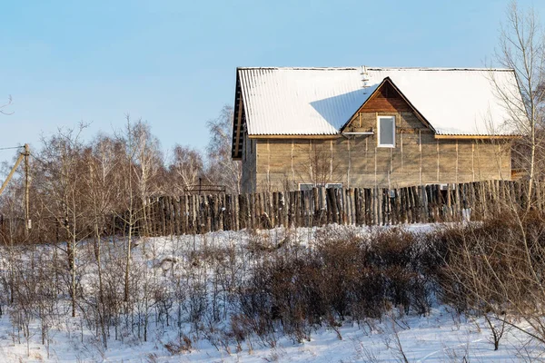 Zimowy Krajobraz Dom Lesie Słoneczny Zimowy Dzień — Zdjęcie stockowe