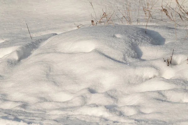 Weiße Schneeverwehungen Einem Sonnigen Wintertag Schneebeschaffenheit Winterlandschaft — Stockfoto