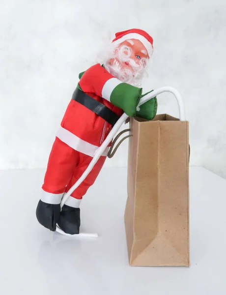 Papieren Zak Grijze Kartonnen Verpakking Een Witte Achtergrond Cadeauzakje Kerstman — Stockfoto