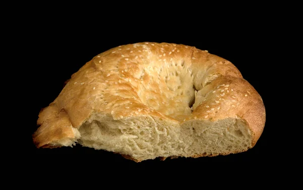 Siyah Arkaplanda Yuvarlak Ekmek Topağı — Stok fotoğraf