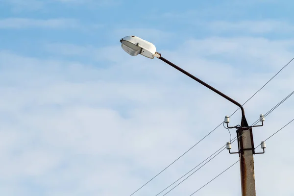 Elektrisk Stolpe Med Trådlampa Mot Himlen — Stockfoto