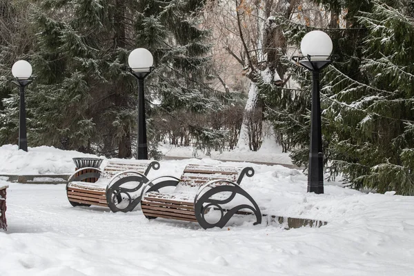 Dřevěná Lavička Sněhu Zimě Parku — Stock fotografie