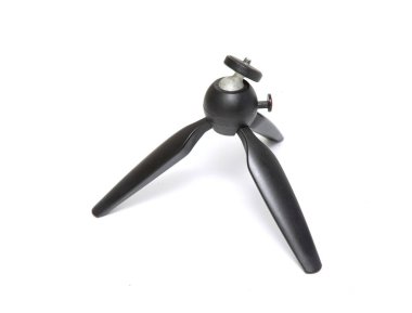 Siyah tripod beyaz arka planda küçüktür..