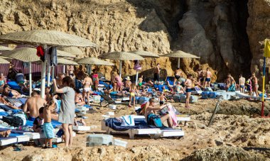 Sharm El Sheikh, Mısır - 1 Şubat 2020. Deniz kenarındaki plaj salonları, şemsiyeler, insanlar dinleniyor. Deniz kenarında yoğun bir yaz tatili. Güneşli bir gün, güneş banyosu, yüzme.