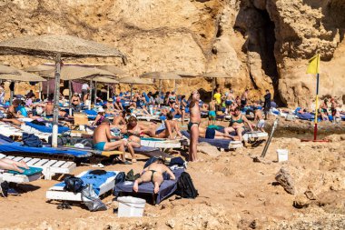 Sharm El Sheikh, Mısır - 1 Şubat 2020. Deniz kenarındaki plaj salonları, şemsiyeler, insanlar dinleniyor. Deniz kenarında yoğun bir yaz tatili. Güneşli bir gün, güneş banyosu, yüzme.