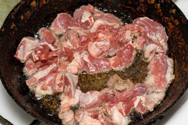 Et tavada kızartılmış ve kaşıkla karıştırılmış..