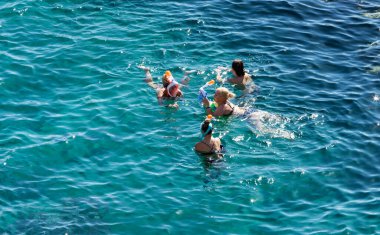 Sharm El Sheikh, Mısır - 1 Şubat 2020: Deniz kenarında yoğun bir yaz tatili. Güneşli bir günde insanlar denizde ve sahilde, güneşleniyorlar, yüzüyorlar.