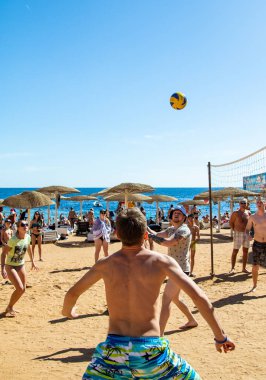 Sharm El Sheikh, Mısır - 4 Şubat 2020. İnsanlar plajda top ile voleybol oynuyorlar. Deniz kenarında yoğun bir yaz tatili. Güneşli bir gün.
