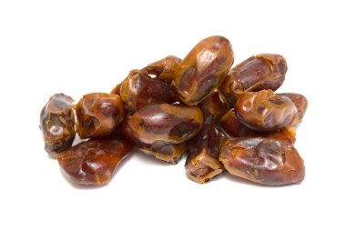 Kurumuş tarihler beyaz arkaplanda izole edilmiş.