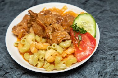 Tabakta et kebabıyla makarna..