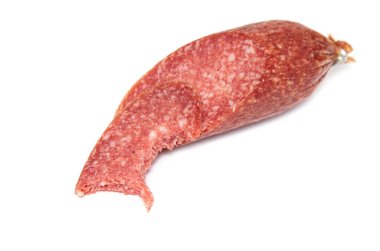 İzole edilmiş beyaz arka planda tütsülenmiş sosis. Yemek kavramı, et yemeği..