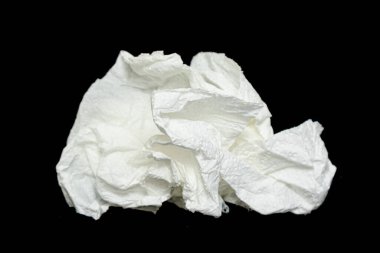 Beyaz buruşuk peçete, siyah arka planda tuvalet kağıdı..