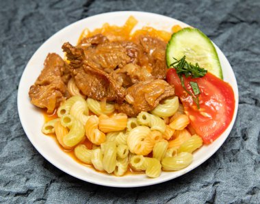 Tabakta et kebabıyla makarna..