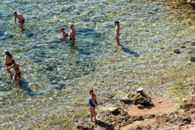 Sharm El Sheikh, Mısır - 1 Şubat 2020: Deniz kenarında yoğun bir yaz tatili. Güneşli bir günde insanlar denizde ve sahilde, güneşleniyorlar, yüzüyorlar.